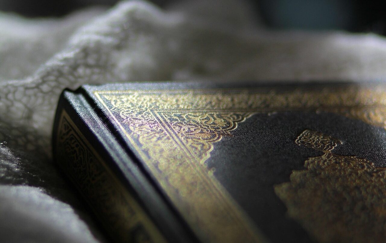 Khutbah Jumat : Al-Qur’an dan Sunnah Sebagai Bimbingan di Zaman Fitnah
